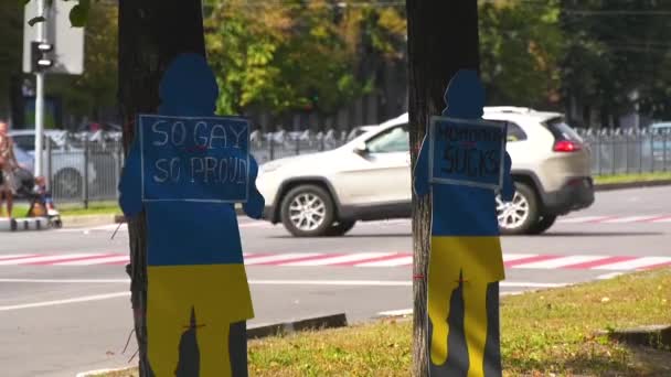 ハリコフ ウクライナ 2023 ゲイが誇りに思っているように 碑文付きの道路で人々のボール紙の数字 プライド 平等な権利のための性的マイノリティの闘争 のために戦う — ストック動画