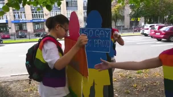 ハリコフ ウクライナ 2月2023 虹の男たちは 木に誇りを持っているので ゲイの碑文と人間の姿を添付します プライド Lgbtコミュニティの権利のための闘争 — ストック動画