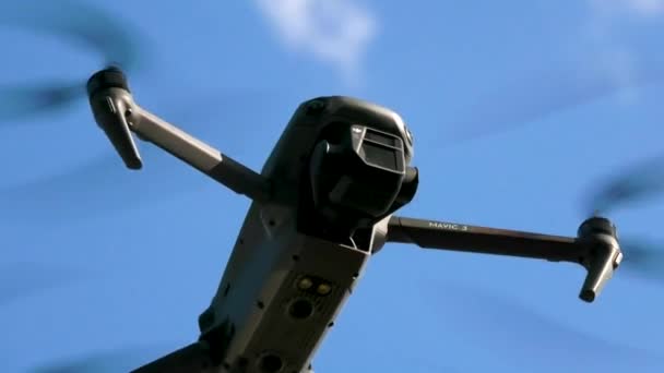 Kharkiv Ukrajna Szeptember 2023 Egy Drón Videokamerával Repül Égen Felhők — Stock videók