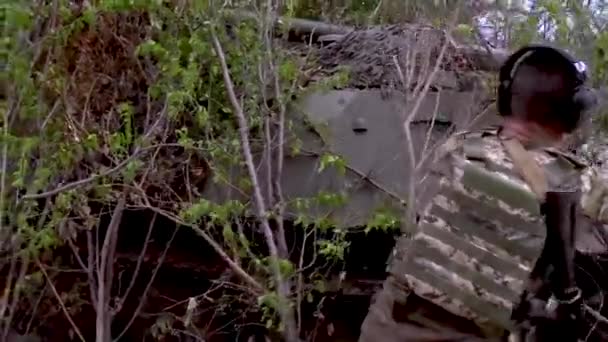 乌克兰哈尔科夫 2023年10月15日 一名身穿防弹背心和战斗装备的士兵发现一辆坦克伪装着树枝进行实弹射击 一场真正的战争俄乌战争 — 图库视频影像
