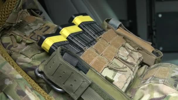 Påse Med Ammunitionstidning För Ett Soldatgevär Närbild Infanterister Militär Utrustning — Stockvideo