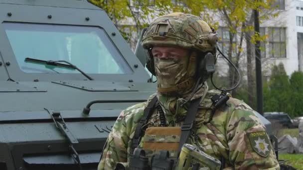 Kharkiv Ukraina November 2023 Porträtt Ukrainsk Soldat Full Stridsutrustning Med — Stockvideo