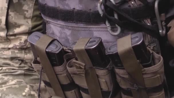 Påse Med Tidning För Ett Automatgevär Ammunition Soldatbältet Infanteristuniform Ett — Stockvideo