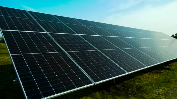 Velké Solární Panely Zemi Proti Modré Obloze Výroba Elektřiny Slunce — Stock video