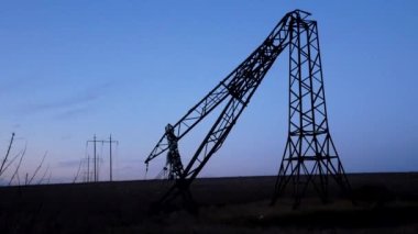 Yüksek voltajlı bir elektrik hattının yıkılmış kulesi. Enerji Güvenlik Konsepti. Elektrik üretimi ve taşımacılığı.