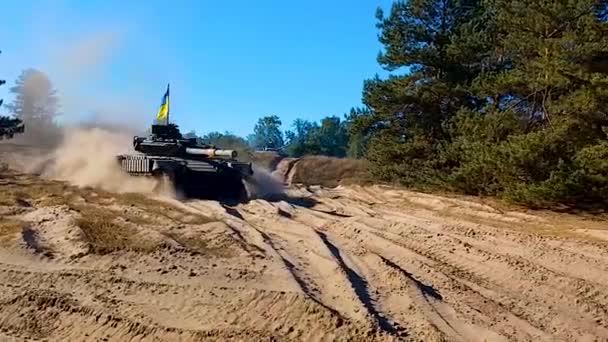 Sebuah Tangki Dengan Penggerak Bendera Ukraina Dekat Hutan Atas Pasir — Stok Video