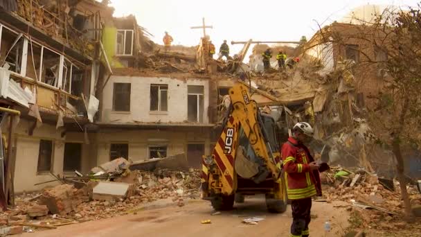 Kharkiv Ucrânia Outubro 2023 Construtores Estão Desmontando Edifício Residencial Destruído — Vídeo de Stock