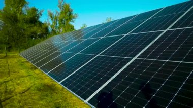 Mavi arka planda büyük bir güneş paneli. Alternatif elektrik üretimi. Yeşil enerji. Enerji bağımsızlığı.