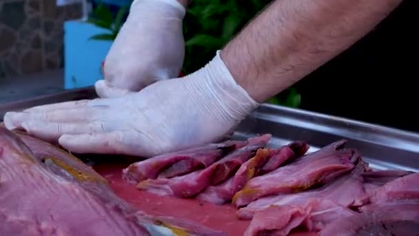 Köche Handschuhen Schneiden Auf Der Straße Frisches Fischfilet Mediterrane Küche — Stockvideo