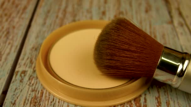 Pincel Polvo Encuentra Junto Caja Con Polvo Compacto Maquillaje Belleza — Vídeos de Stock