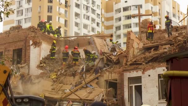 Kharkiv Ucrania Octubre 2023 Los Rescatistas Están Desmantelando Los Escombros — Vídeos de Stock