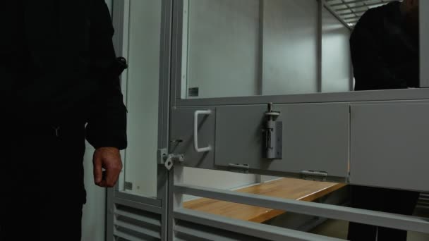 Policjant Stoi Pobliżu Klatki Przestępcą Sali Sądowej Klatce Jest Więzień — Wideo stockowe