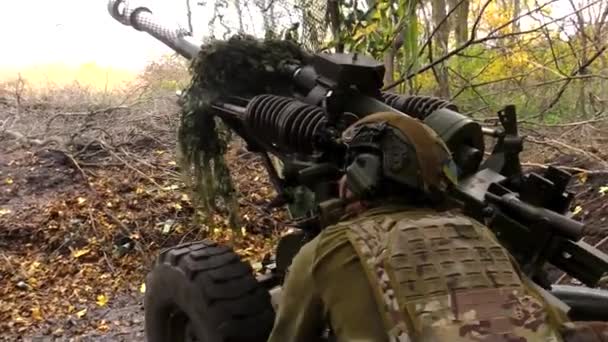 Żołnierz Mundurze Maskującym Spogląda Widok Armaty Obraca Kij Celowniczy Przed — Wideo stockowe