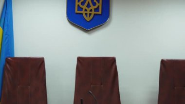 Ukrayna 'daki bir mahkeme salonunda hakimler için boş sandalyeler. - Adalet. Mahkeme salonunda yargıçların kararını bekliyor. Ukrayna Adaleti.