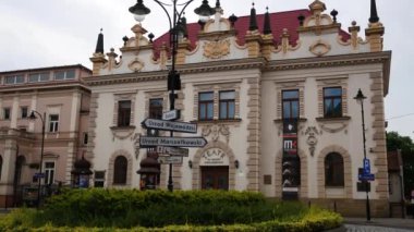 Rzeszow, Polonya - 15 Haziran 2023: Avrupa 'da güzel eski bir tiyatro binası. Önde bir kavşak ve sokak tabelaları var. Polonya 'da hayat.