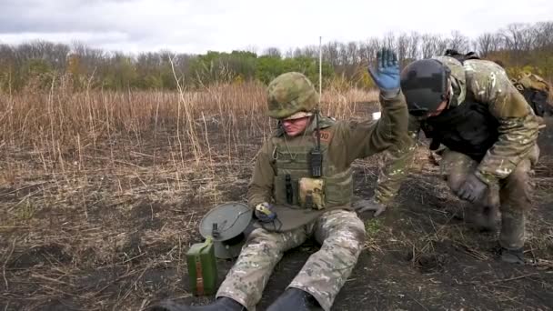 Kharkiv Ucraina Ottobre 2023 Due Sappers Giubbotti Antiproiettile Caschi Sono — Video Stock