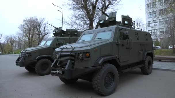 Dwa Opancerzone Pojazdy Zaparkowane Ulicy Dużego Miasta Stróże Prawa Ochrona — Wideo stockowe