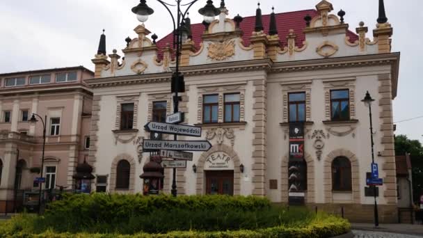 波兰Rzeszow 2023年6月15日 一座欧洲城市美丽的老剧院建筑 前景是一个环路和街道标志 波兰城市的生活 — 图库视频影像