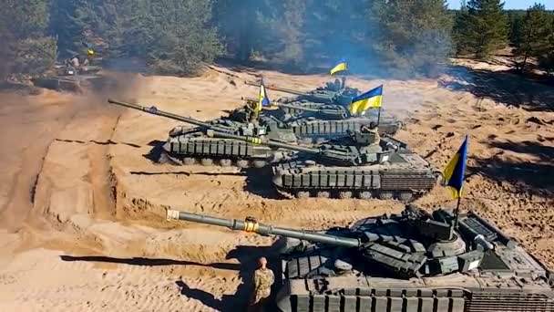 Charków Ukraina Października 2023 Czołgi Ukraińską Flagą Poruszają Się Swoje — Wideo stockowe