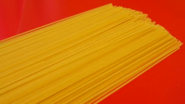 Lange Vermicelli Spaghetti Auf Rotem Hintergrund Kamerabewegung — Stockvideo
