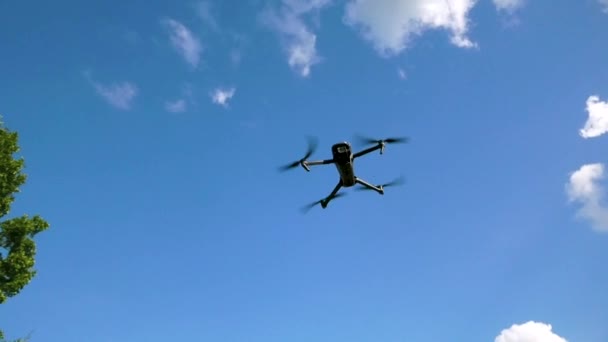 Dron Está Flotando Una Altura Cielo Las Cuchillas Están Girando — Vídeos de Stock