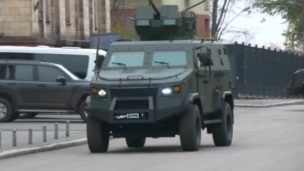 Kharkiv Oekraïne November 2023 Een Gepantserde Auto Met Een Kanon — Stockvideo
