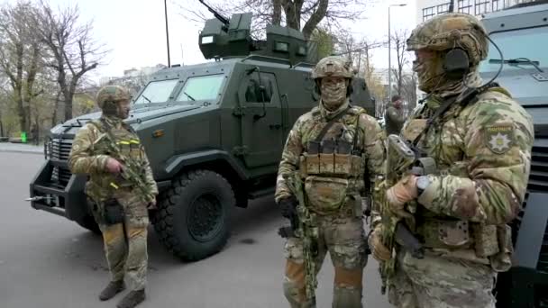 Kharkiv Ucrania Noviembre 2023 Soldados Uniformes Camuflaje Paran Cerca Vehículo — Vídeos de Stock