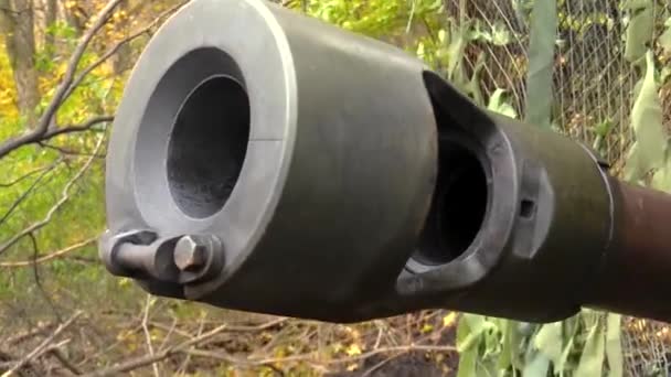 Muzzle Tank Rises Firing Close Background Tank Camouflage Netting Russian — Stock Video