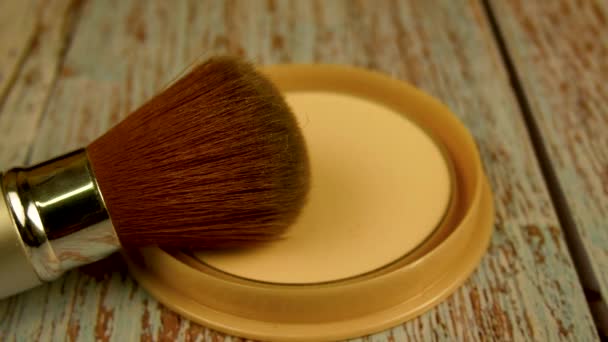 Cepillo Maquillaje Descansa Sobre Una Caja Abierta Polvo Concepto Maquillaje — Vídeo de stock