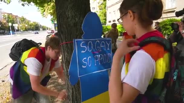 Kharkiv Ukrayna Eylül 2023 Gökkuşağı Yelekli Kızlar Bir Ağaca Karşı — Stok video