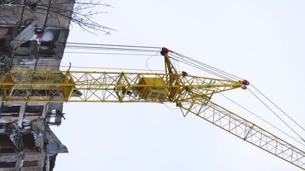 Високий Жовтий Баштовий Кран Довгим Бумом Будівельному Майданчику Будівельні Роботи — стокове відео