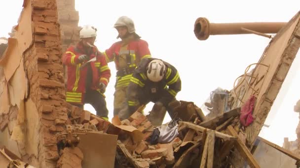 ウクライナのハリコフ2023年10月 2023年10月 救助隊はロシアのミサイル攻撃の後 住宅建物の瓦礫を解体している 救助隊は住宅の建物の瓦礫を解体している 彼らは — ストック動画