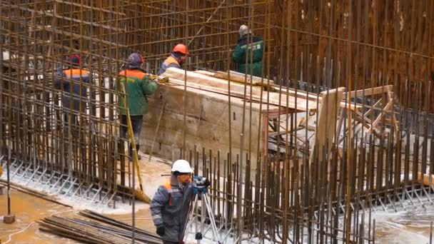 우크라이나 12월 2023 노동자는 콘크리트 건설을위한 보강을 준비합니다 노동자는 파인더를보고 — 비디오