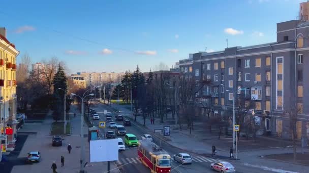 Kharkiv Ukraine Noveber 2023 Urban Environment 繁忙道路的俯瞰 路上有汽车和有轨电车 人行横道清晰可见 旁边有几层高的建筑物 — 图库视频影像