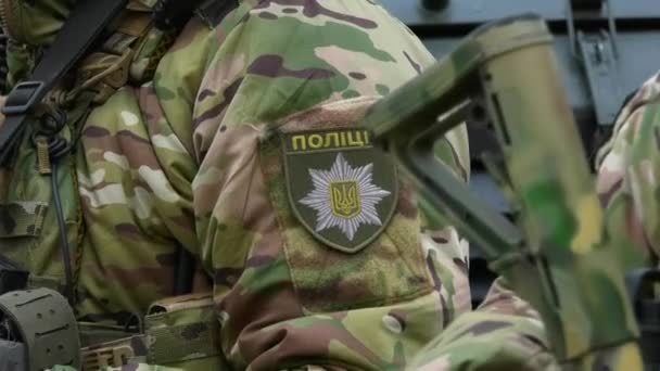 Homme Méconnaissable Uniforme Camouflage Avec Fusil Assaut Chevron Police Sur — Video