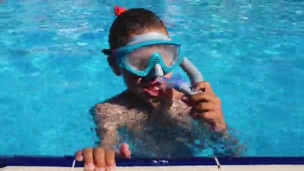 Menino Uma Piscina Com Uma Máscara Snorkel Segura Borda Mergulha — Vídeo de Stock