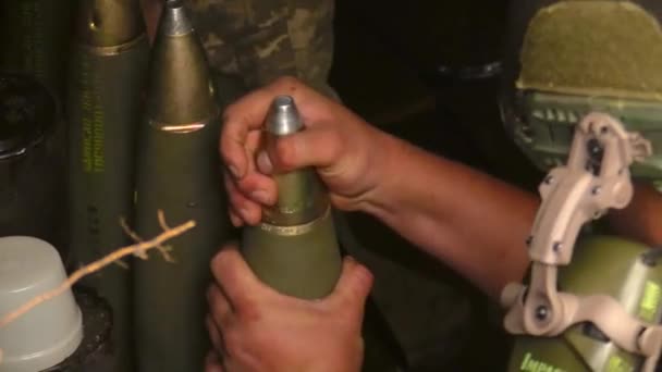 战壕里的士兵准备好弹药准备使用 框架里有几枚大口径炮弹 准备开拍 准备战斗 一场真正的战争俄乌战争 — 图库视频影像