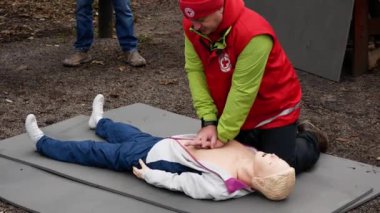 Kharkiv, Ukrayna - 11 Kasım 2023: Bir manken üzerindeki bir sıhhiye, yaralı bir insana nasıl dolaylı kalp masajı yapılacağını gösteriyor. İlk yardım. İnsan canlandırması.