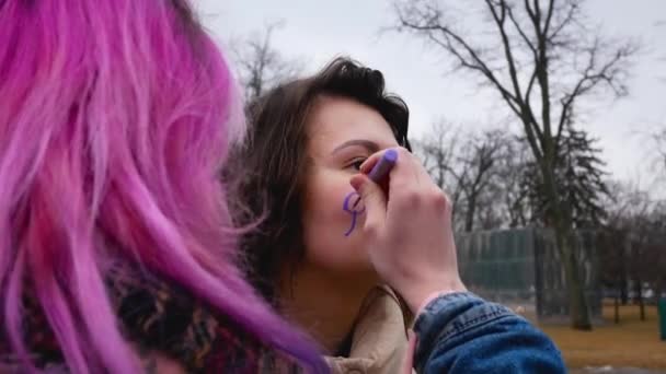 Charkiw Ukraine März 2023 Ein Mädchen Mit Rosa Haaren Malt — Stockvideo