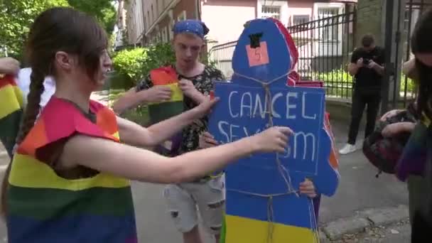 乌克兰哈尔科夫 2023年9月2日 身穿彩虹背心的女孩和男孩展示了一个印有 取消性别歧视 字样的硬纸板人物 争取两性平等 — 图库视频影像