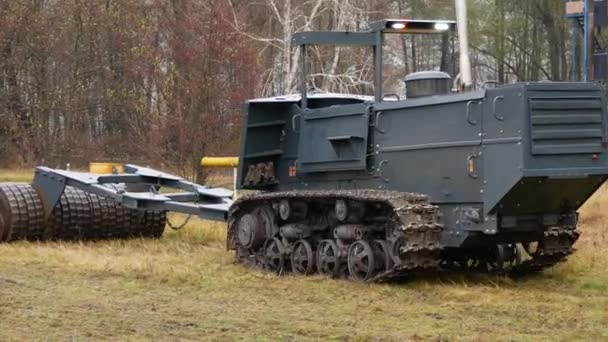 Sebuah Kendaraan Demining Dengan Poros Logam Berat Drive Melalui Lapangan — Stok Video