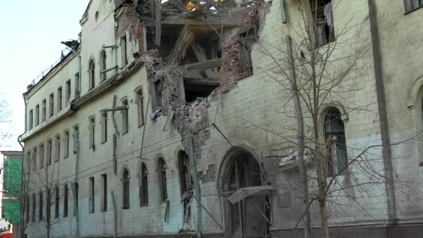 ウクライナのハリコフ 2024年1月17日 3階建ての家の壁が道路に落下する 塵のコラムが上昇する 古い建物の破壊について 古い家屋の解体と解体の概念 — ストック動画