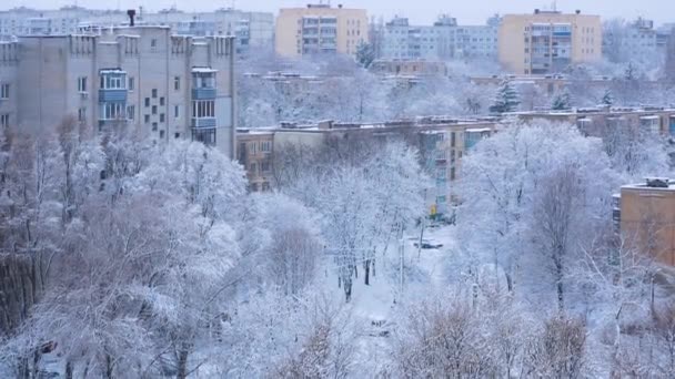 Zimowy Krajobraz Dużym Mieście Wielopiętrowymi Budynkami Widok Góry Pokrytych Śniegiem — Wideo stockowe