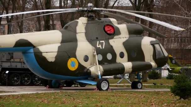 Een Militaire Helikopter Het Terrein Een Militaire Gevechtshelikopter Ter Plaatse — Stockvideo