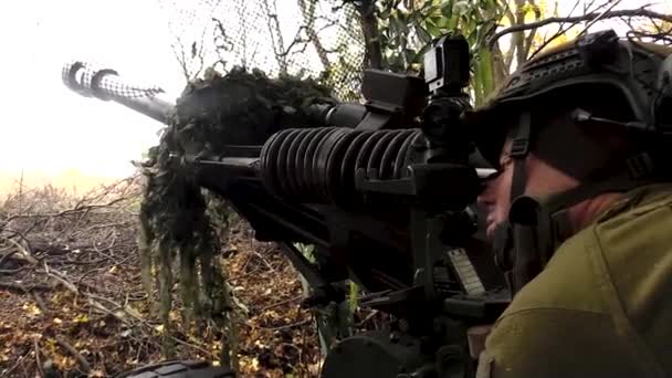 Charkov Ukrajina Říjen 2023 Voják Zákopu Podívá Dalekohledem Namíří Zbraň — Stock video