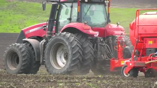 Kharkiv Ucrania Abril 2023 Tractor Con Una Sembradora Atraviesa Campo — Vídeos de Stock