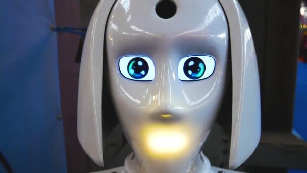 Fehér Műanyag Női Robot Forgatja Szemét Szavakat Mond Van Egy — Stock videók