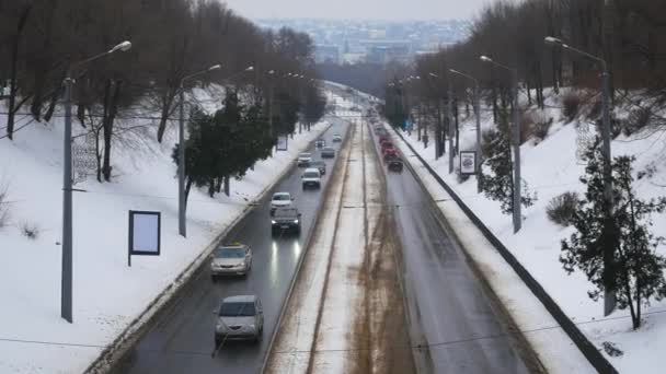 Winter Viel Befahrene Stadtautobahn Ansicht Von Oben Autos Mit Eingeschaltetem — Stockvideo
