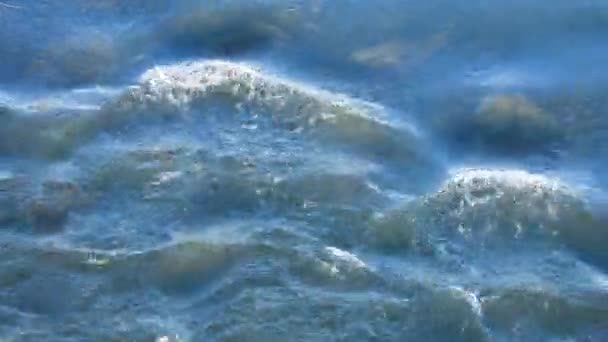 Een Betoverende Close Van Vloeibaar Elektrisch Blauw Water Golven Zachtjes — Stockvideo