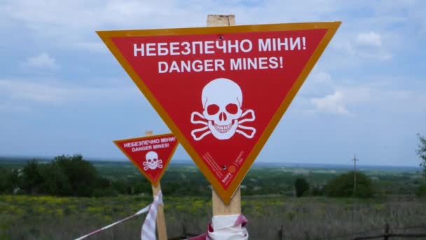 Semn Inscripția Atenție Mine Bandă Dungi Restrictive Fundalul Câmpului Câmpuri — Videoclip de stoc